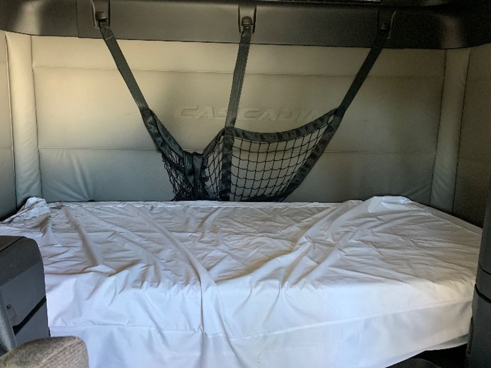 Sleeper Tractor-Heavy Duty Tractors-Freightliner-2021-T12664ST-Prince George-VA-454,835\n\t\tmiles-$ 69,500 - Image 16