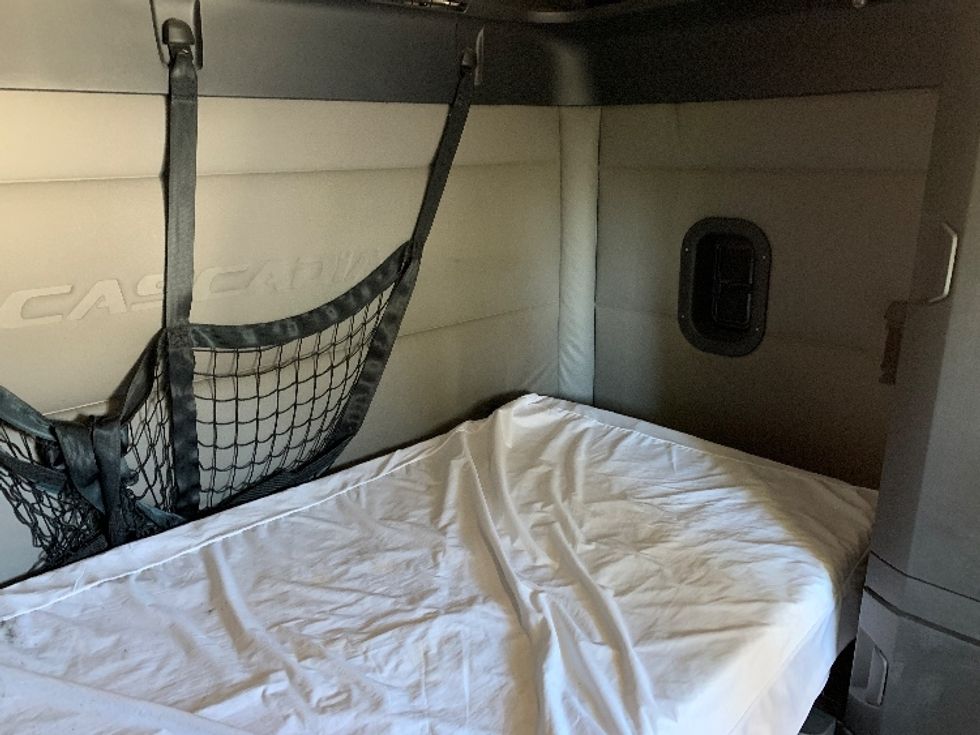 Sleeper Tractor-Heavy Duty Tractors-Freightliner-2021-T12664ST-Prince George-VA-454,835\n\t\tmiles-$ 69,500 - Image 17