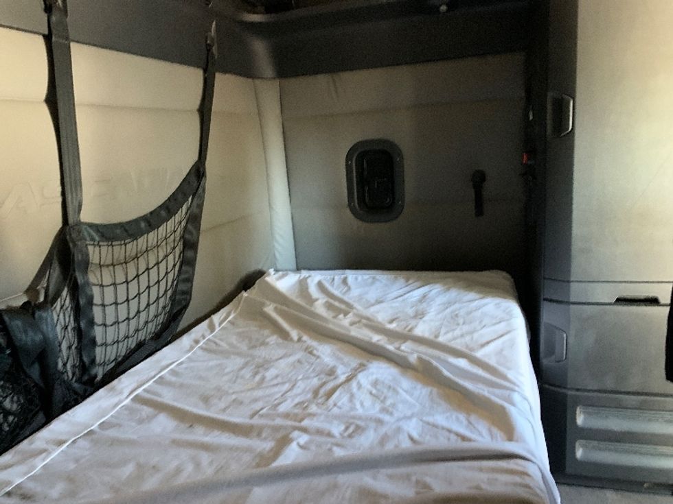 Sleeper Tractor-Heavy Duty Tractors-Freightliner-2021-T12664ST-Prince George-VA-454,835\n\t\tmiles-$ 69,500 - Image 18