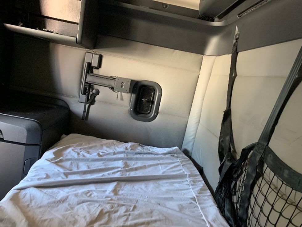 Sleeper Tractor-Heavy Duty Tractors-Freightliner-2021-T12664ST-Prince George-VA-454,835\n\t\tmiles-$ 69,500 - Image 19