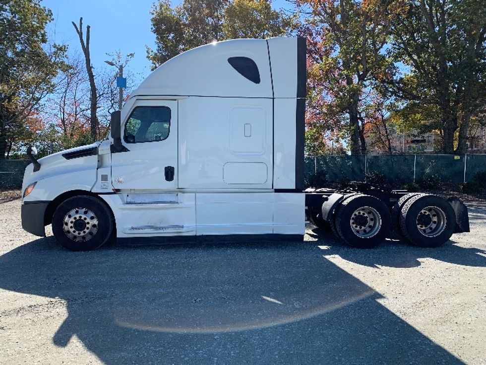 Sleeper Tractor-Heavy Duty Tractors-Freightliner-2021-T12664ST-Prince George-VA-454,835\n\t\tmiles-$ 69,500 - Image 4