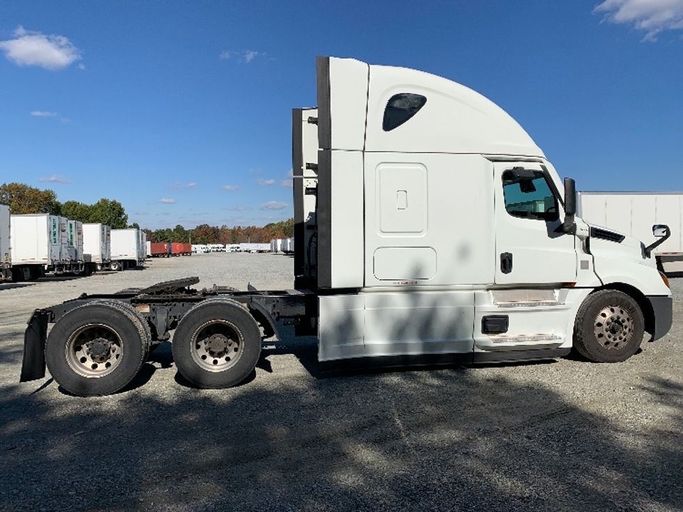 Sleeper Tractor-Heavy Duty Tractors-Freightliner-2021-T12664ST-Prince George-VA-454,835\n\t\tmiles-$ 69,500 - Image 8