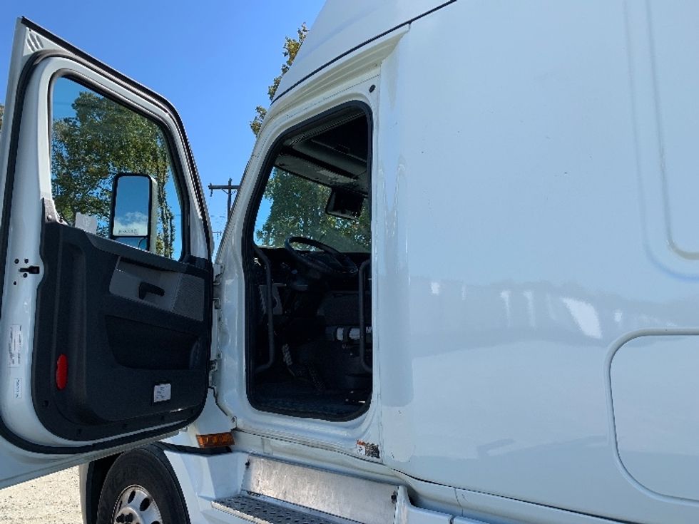 Sleeper Tractor-Heavy Duty Tractors-Freightliner-2021-T12664ST-Prince George-VA-454,835\n\t\tmiles-$ 69,500 - Image 9