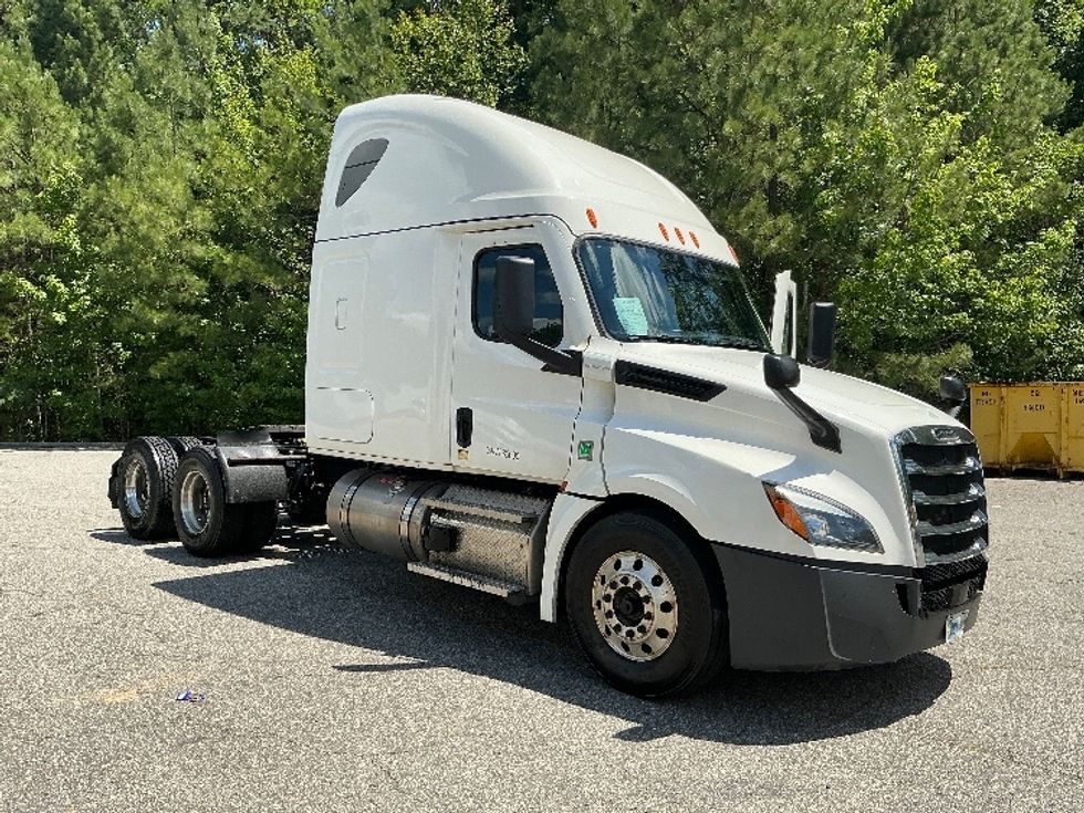Sleeper Tractor-Heavy Duty Tractors-Freightliner-2021-T12664ST-Prince George-VA-455,835\n\t\tmiles-$ 69,500 - Image 1