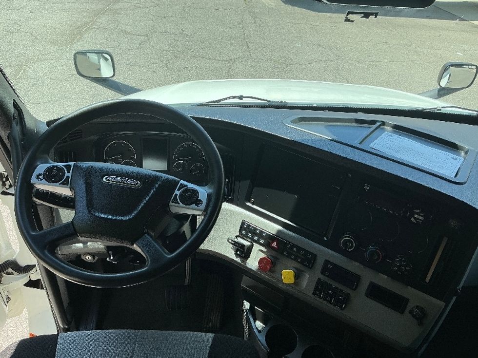 Sleeper Tractor-Heavy Duty Tractors-Freightliner-2021-T12664ST-Prince George-VA-455,835\n\t\tmiles-$ 69,500 - Image 11