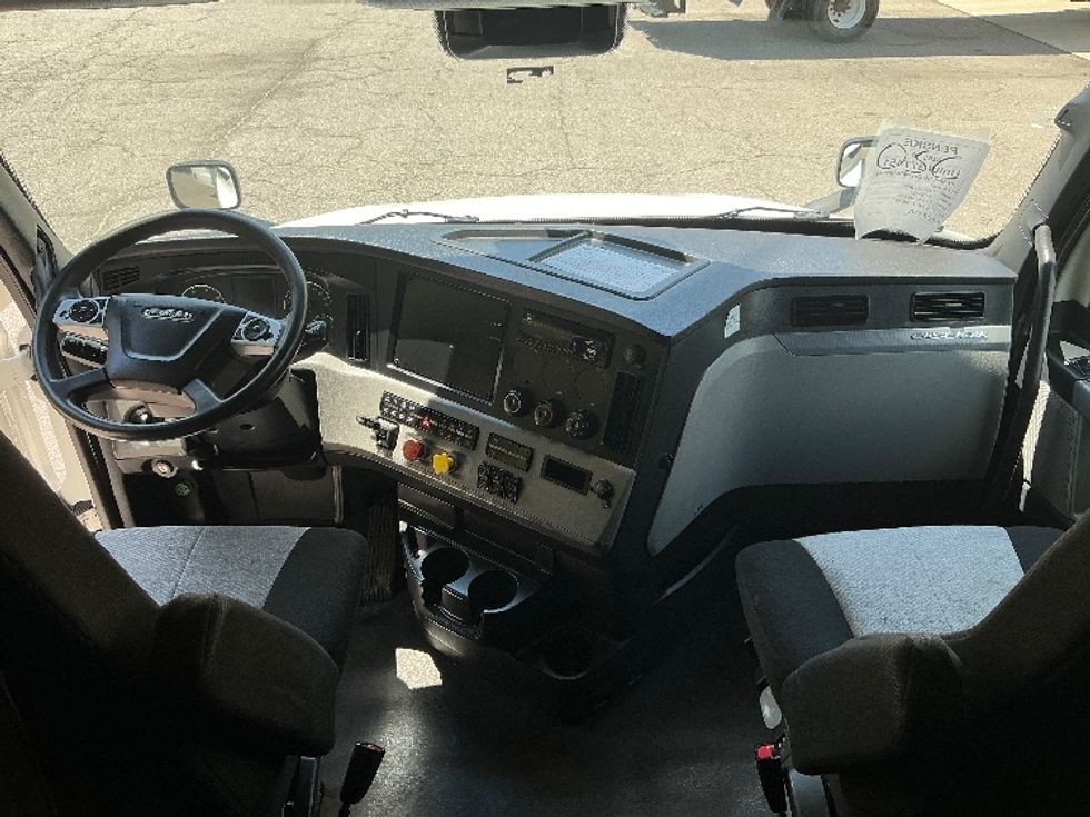 Sleeper Tractor-Heavy Duty Tractors-Freightliner-2021-T12664ST-Prince George-VA-455,835\n\t\tmiles-$ 69,500 - Image 12