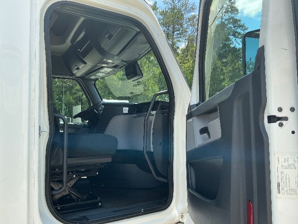Sleeper Tractor-Heavy Duty Tractors-Freightliner-2021-T12664ST-Prince George-VA-455,835\n\t\tmiles-$ 69,500 - Image 13
