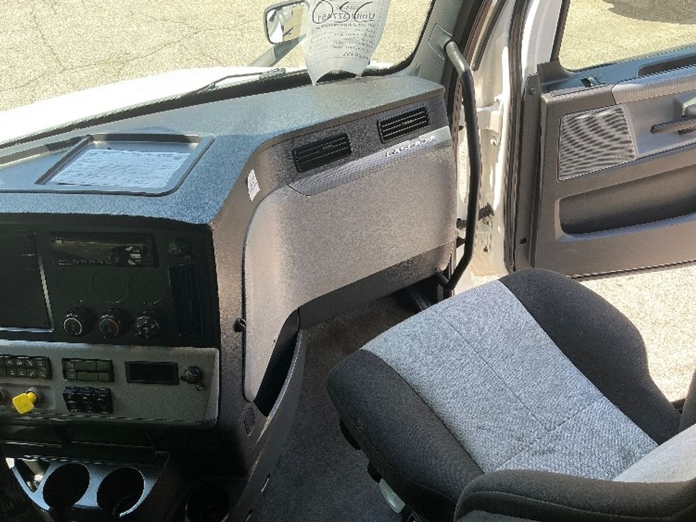 Sleeper Tractor-Heavy Duty Tractors-Freightliner-2021-T12664ST-Prince George-VA-455,835\n\t\tmiles-$ 69,500 - Image 15