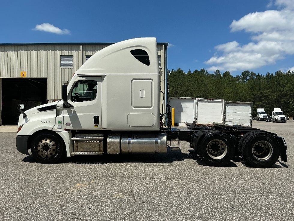 Sleeper Tractor-Heavy Duty Tractors-Freightliner-2021-T12664ST-Prince George-VA-455,835\n\t\tmiles-$ 69,500 - Image 4
