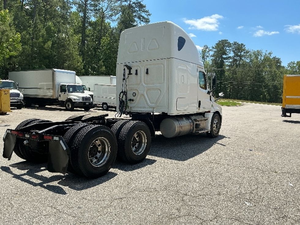 Sleeper Tractor-Heavy Duty Tractors-Freightliner-2021-T12664ST-Prince George-VA-455,835\n\t\tmiles-$ 69,500 - Image 7