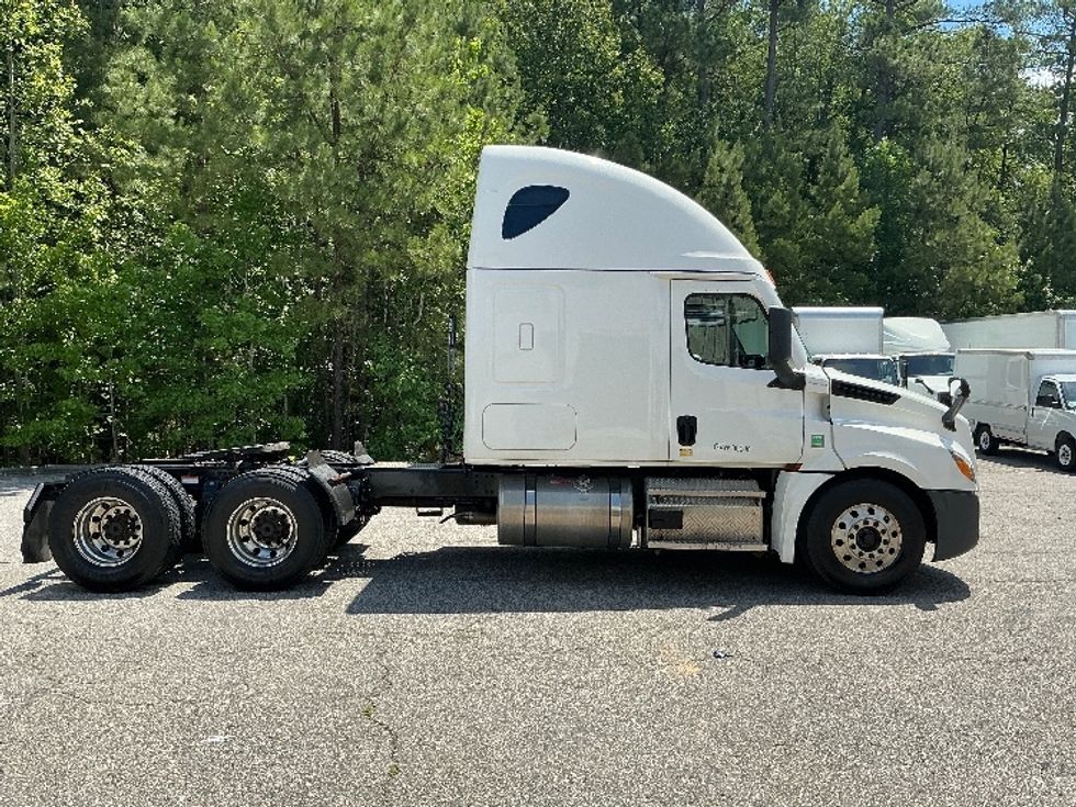 Sleeper Tractor-Heavy Duty Tractors-Freightliner-2021-T12664ST-Prince George-VA-455,835\n\t\tmiles-$ 69,500 - Image 8