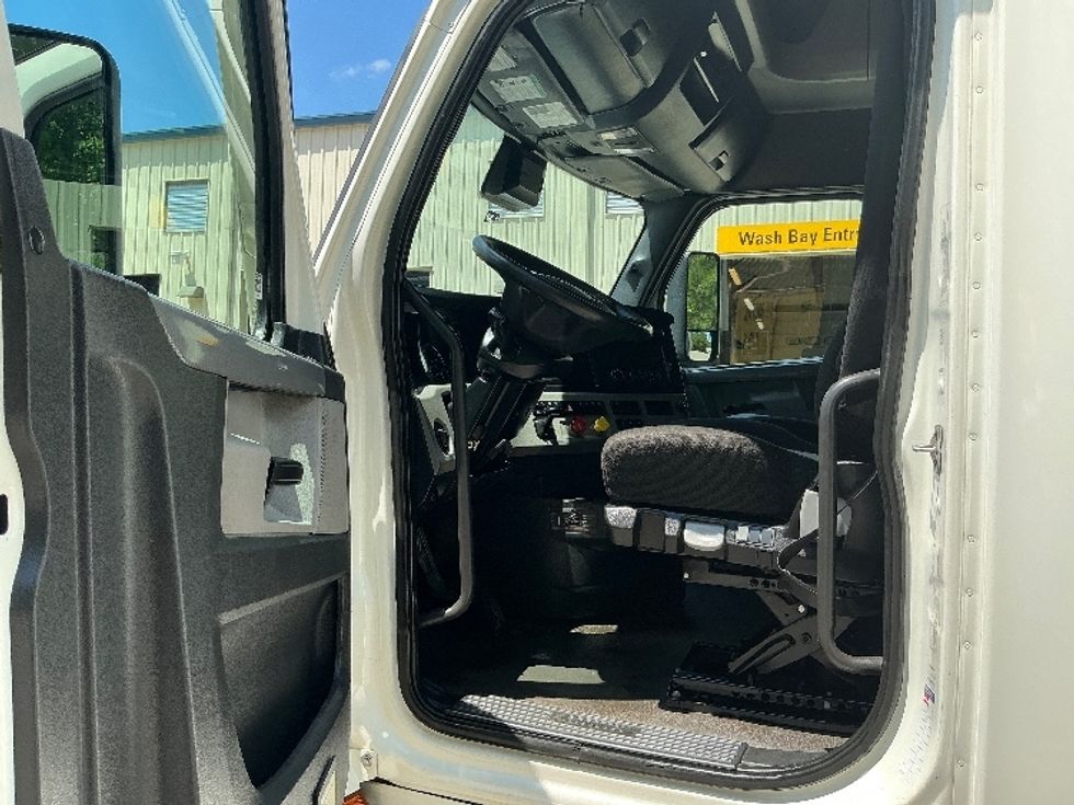 Sleeper Tractor-Heavy Duty Tractors-Freightliner-2021-T12664ST-Prince George-VA-455,835\n\t\tmiles-$ 69,500 - Image 9