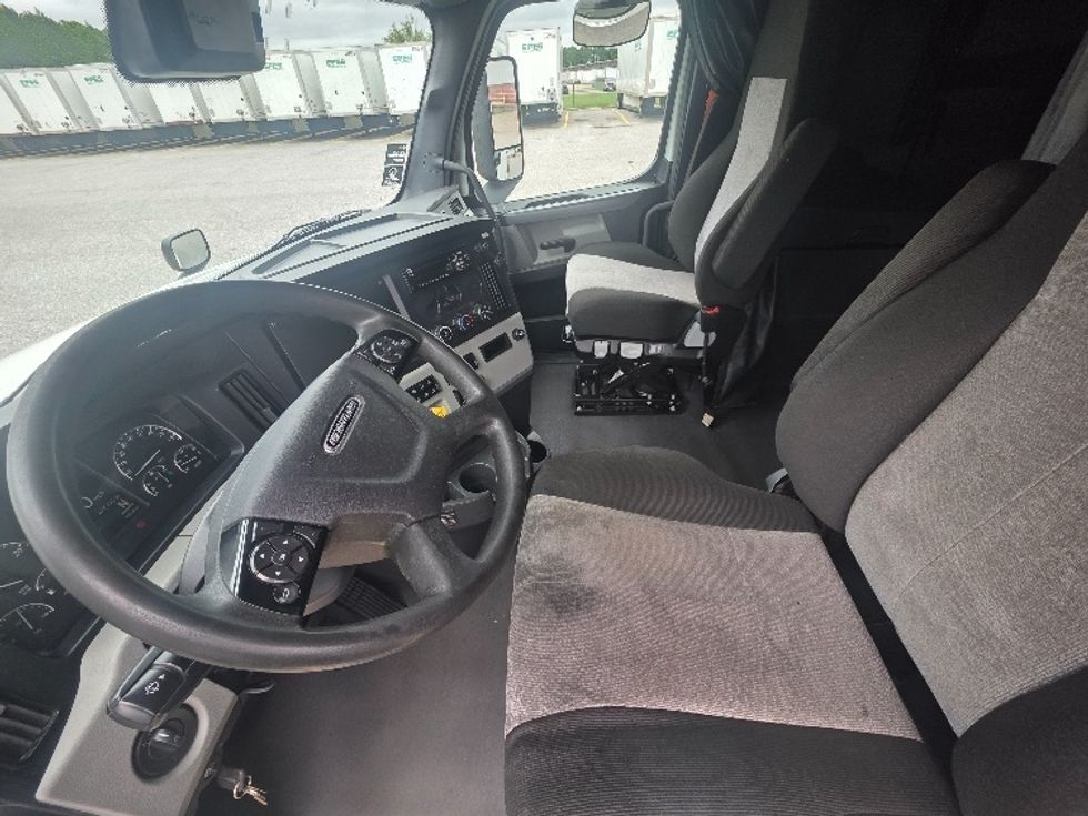 Sleeper Tractor-Heavy Duty Tractors-Freightliner-2021-T12664ST-Prince George-VA-478,131\n\t\tmiles-$ 68,250 - Image 10