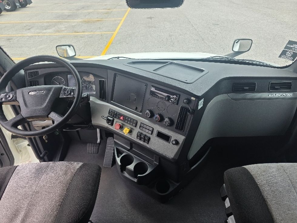 Sleeper Tractor-Heavy Duty Tractors-Freightliner-2021-T12664ST-Prince George-VA-478,131\n\t\tmiles-$ 68,250 - Image 12