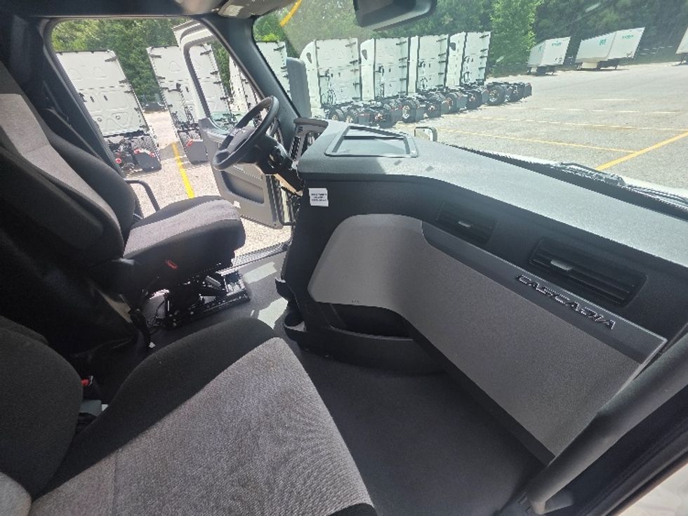 Sleeper Tractor-Heavy Duty Tractors-Freightliner-2021-T12664ST-Prince George-VA-478,131\n\t\tmiles-$ 68,250 - Image 15