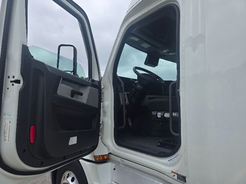 Sleeper Tractor-Heavy Duty Tractors-Freightliner-2021-T12664ST-Prince George-VA-478,131\n\t\tmiles-$ 68,250 - Image 9