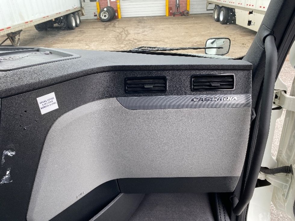 Sleeper Tractor-Heavy Duty Tractors-Freightliner-2021-T12664ST-Prince George-VA-520,875\n\t\tmiles-$ 60,750 - Image 13