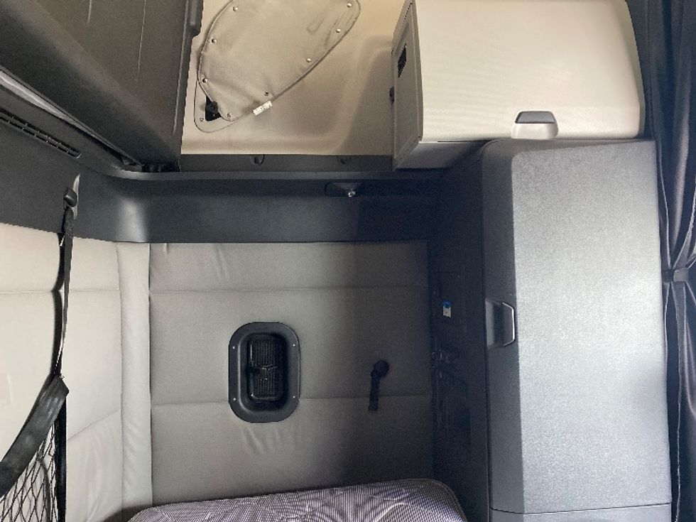 Sleeper Tractor-Heavy Duty Tractors-Freightliner-2021-T12664ST-Prince George-VA-520,875\n\t\tmiles-$ 60,750 - Image 17