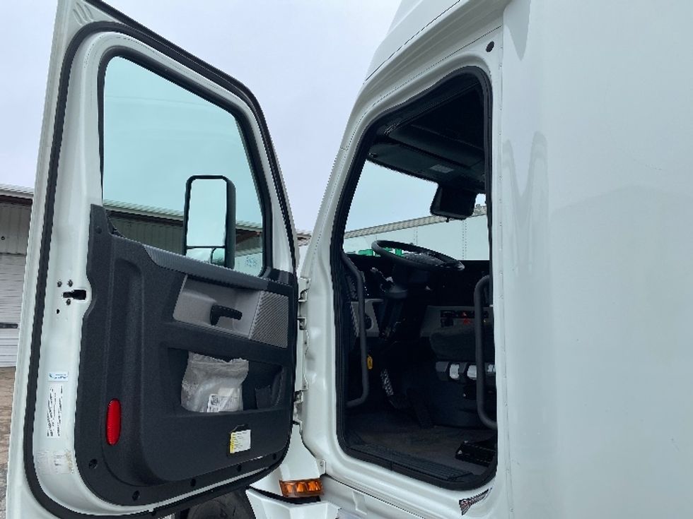 Sleeper Tractor-Heavy Duty Tractors-Freightliner-2021-T12664ST-Prince George-VA-520,875\n\t\tmiles-$ 60,750 - Image 9