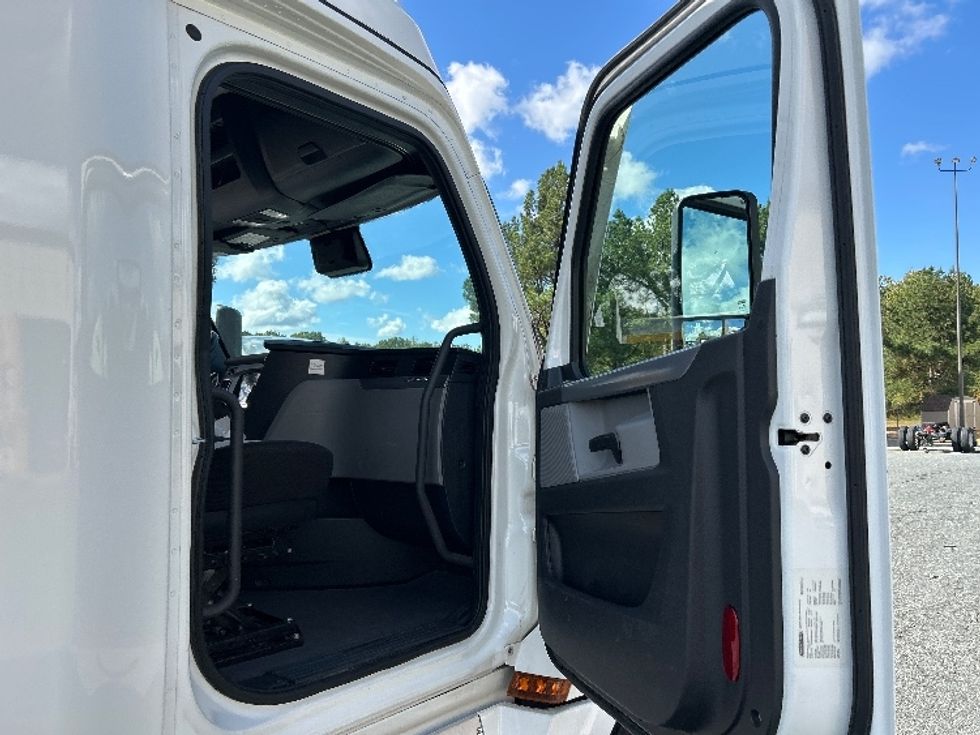 Sleeper Tractor-Heavy Duty Tractors-Freightliner-2021-T12664ST-Prince George-VA-576,938\n\t\tmiles-$ 57,250 - Image 13