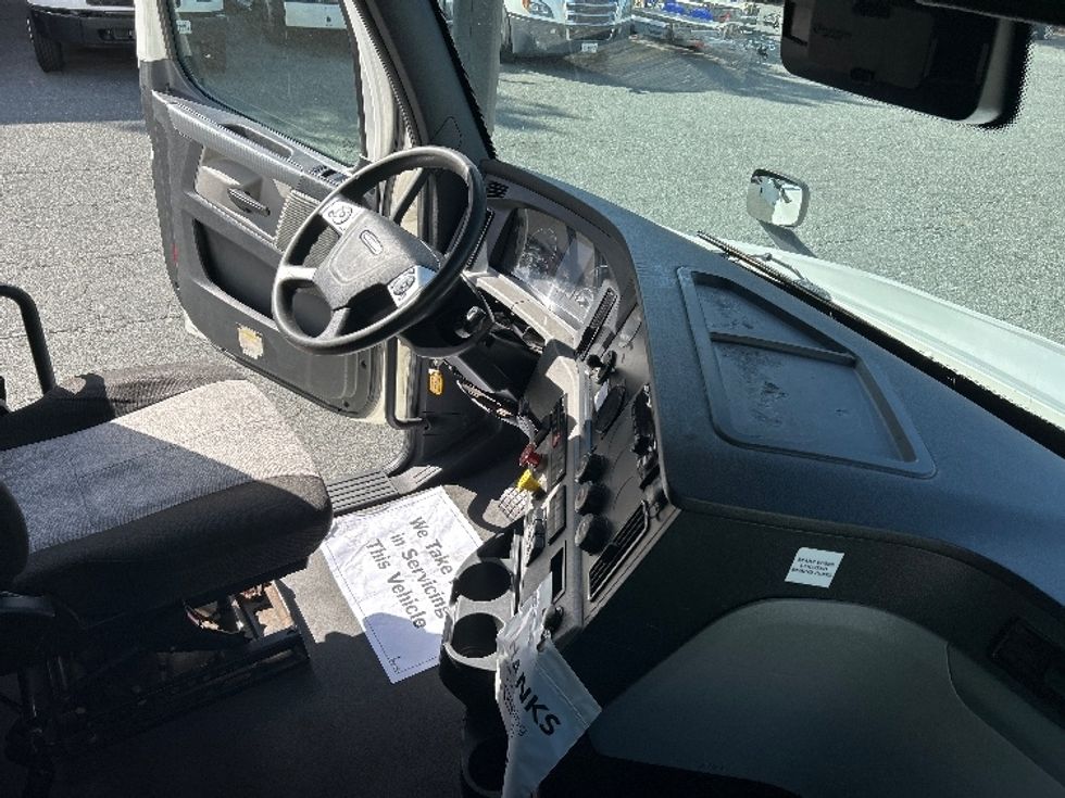 Sleeper Tractor-Heavy Duty Tractors-Freightliner-2021-T12664ST-Prince George-VA-576,938\n\t\tmiles-$ 57,250 - Image 15