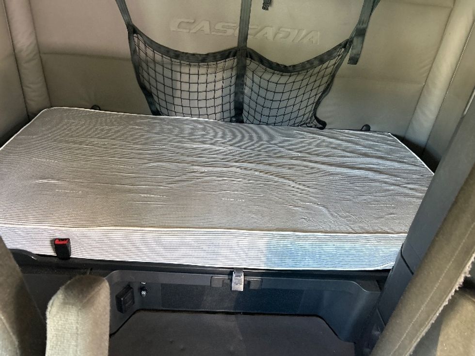 Sleeper Tractor-Heavy Duty Tractors-Freightliner-2021-T12664ST-Prince George-VA-576,938\n\t\tmiles-$ 57,250 - Image 16