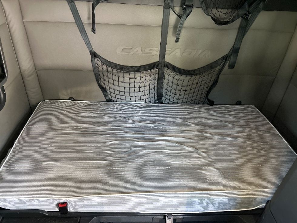 Sleeper Tractor-Heavy Duty Tractors-Freightliner-2021-T12664ST-Prince George-VA-576,938\n\t\tmiles-$ 57,250 - Image 17