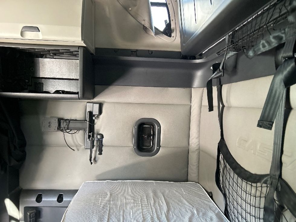 Sleeper Tractor-Heavy Duty Tractors-Freightliner-2021-T12664ST-Prince George-VA-576,938\n\t\tmiles-$ 57,250 - Image 18