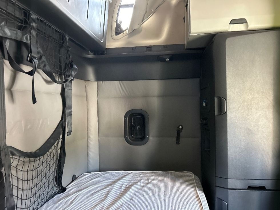 Sleeper Tractor-Heavy Duty Tractors-Freightliner-2021-T12664ST-Prince George-VA-576,938\n\t\tmiles-$ 57,250 - Image 19