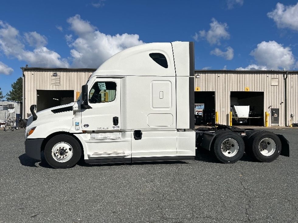 Sleeper Tractor-Heavy Duty Tractors-Freightliner-2021-T12664ST-Prince George-VA-576,938\n\t\tmiles-$ 57,250 - Image 4