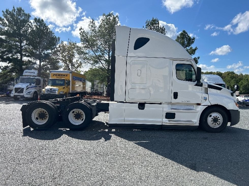 Sleeper Tractor-Heavy Duty Tractors-Freightliner-2021-T12664ST-Prince George-VA-576,938\n\t\tmiles-$ 57,250 - Image 8