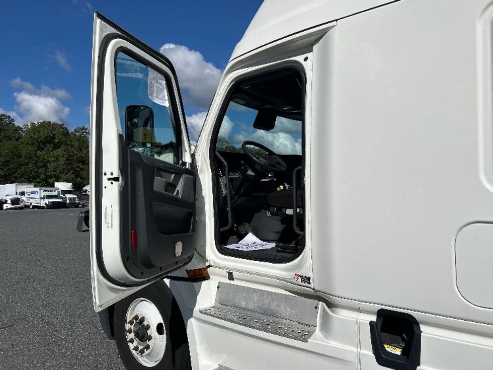 Sleeper Tractor-Heavy Duty Tractors-Freightliner-2021-T12664ST-Prince George-VA-576,938\n\t\tmiles-$ 57,250 - Image 9