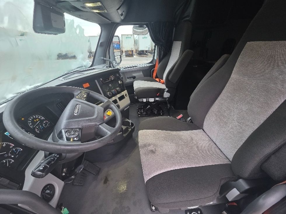 Sleeper Tractor-Heavy Duty Tractors-Freightliner-2021-T12664ST-Prince George-VA-619,474\n\t\tmiles-$ 53,500 - Image 10