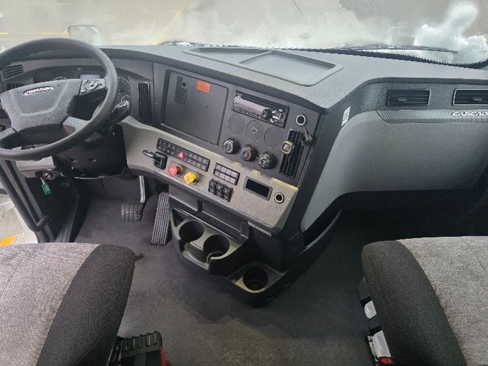 Sleeper Tractor-Heavy Duty Tractors-Freightliner-2021-T12664ST-Prince George-VA-619,474\n\t\tmiles-$ 53,500 - Image 12