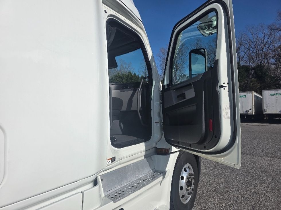 Sleeper Tractor-Heavy Duty Tractors-Freightliner-2021-T12664ST-Prince George-VA-619,474\n\t\tmiles-$ 53,500 - Image 13