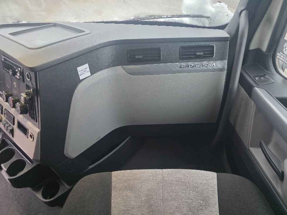 Sleeper Tractor-Heavy Duty Tractors-Freightliner-2021-T12664ST-Prince George-VA-619,474\n\t\tmiles-$ 53,500 - Image 14