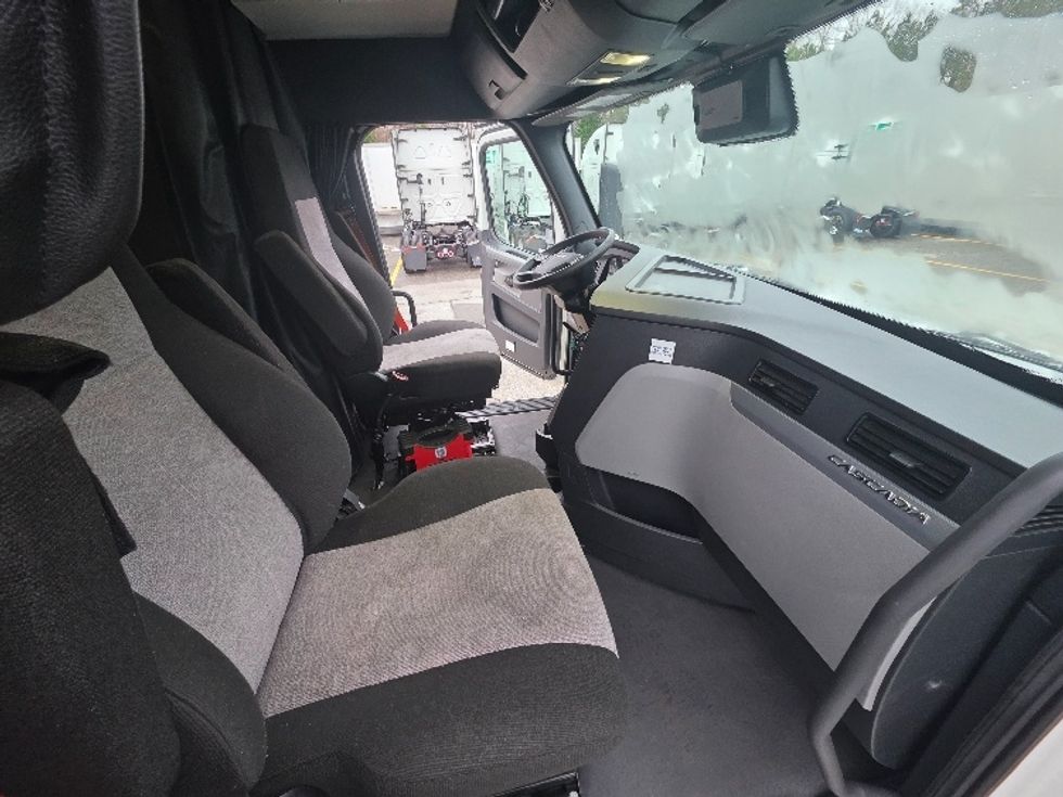 Sleeper Tractor-Heavy Duty Tractors-Freightliner-2021-T12664ST-Prince George-VA-619,474\n\t\tmiles-$ 53,500 - Image 15