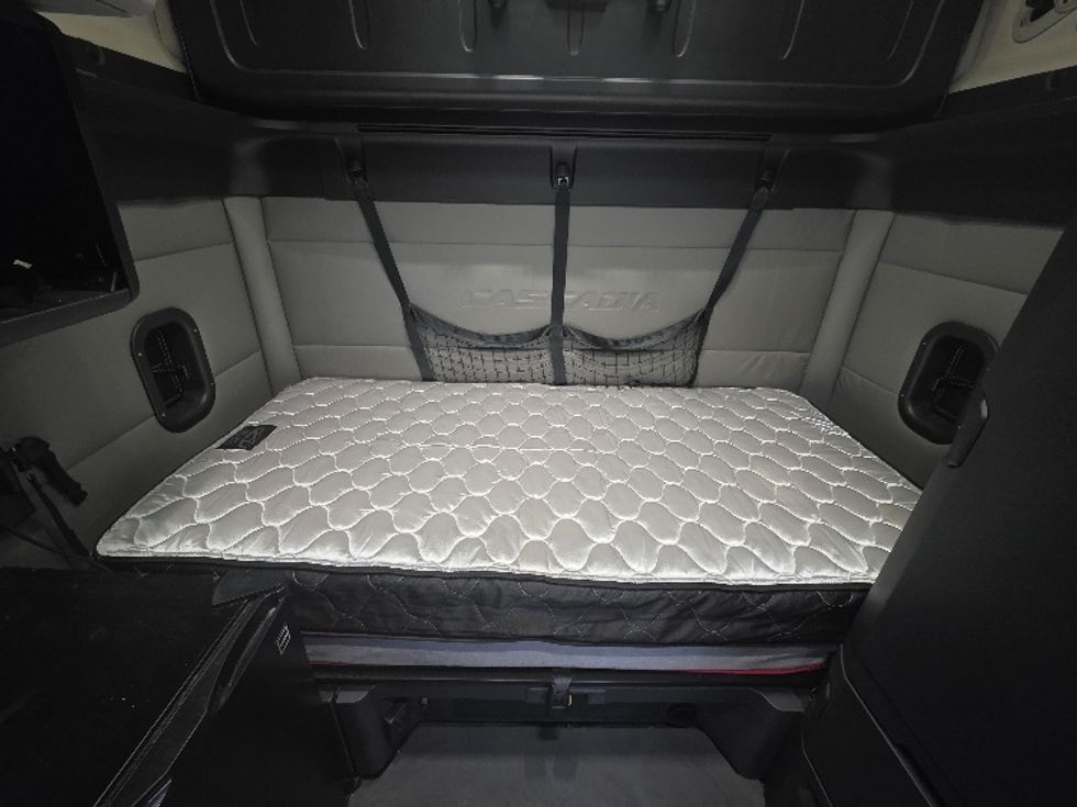 Sleeper Tractor-Heavy Duty Tractors-Freightliner-2021-T12664ST-Prince George-VA-619,474\n\t\tmiles-$ 53,500 - Image 16