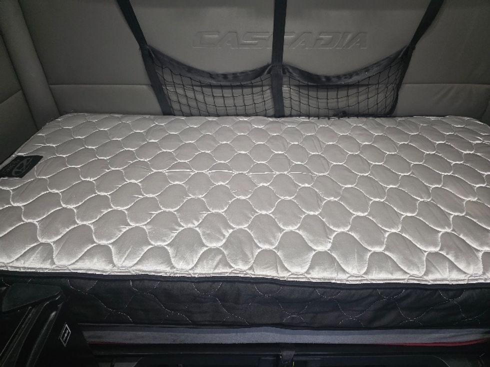 Sleeper Tractor-Heavy Duty Tractors-Freightliner-2021-T12664ST-Prince George-VA-619,474\n\t\tmiles-$ 53,500 - Image 17