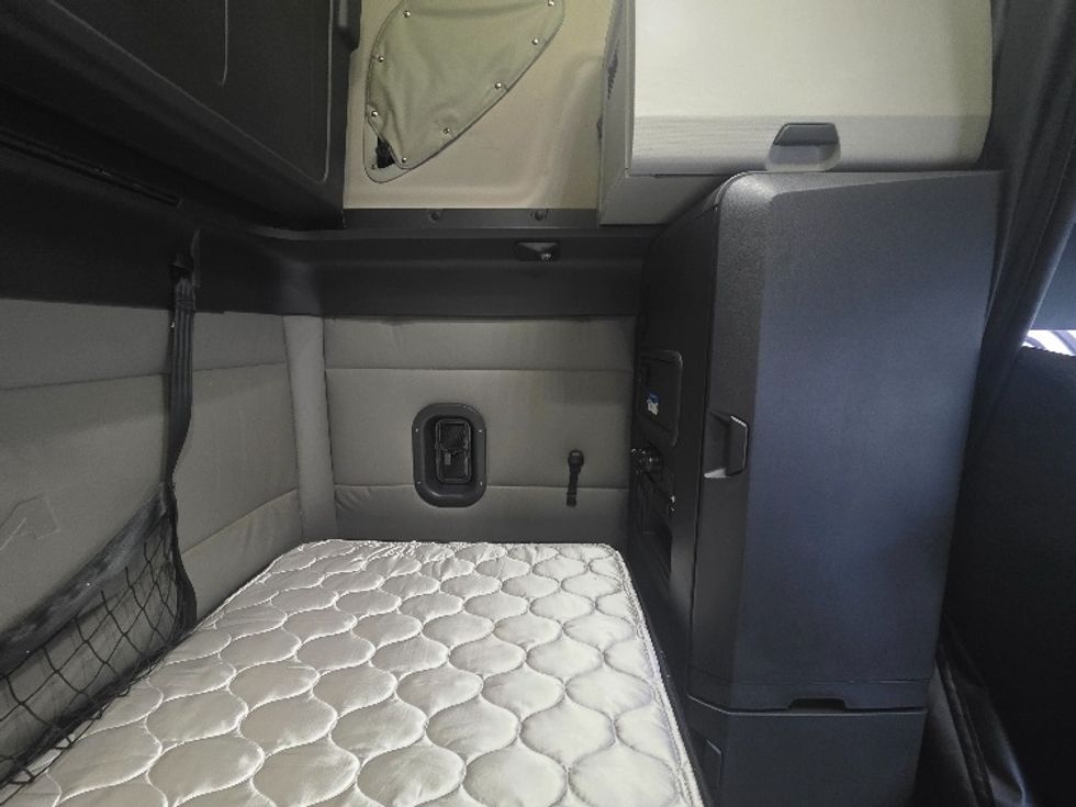 Sleeper Tractor-Heavy Duty Tractors-Freightliner-2021-T12664ST-Prince George-VA-619,474\n\t\tmiles-$ 53,500 - Image 18