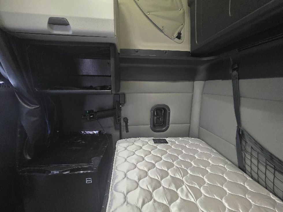 Sleeper Tractor-Heavy Duty Tractors-Freightliner-2021-T12664ST-Prince George-VA-619,474\n\t\tmiles-$ 53,500 - Image 19