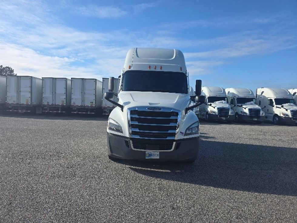 Sleeper Tractor-Heavy Duty Tractors-Freightliner-2021-T12664ST-Prince George-VA-619,474\n\t\tmiles-$ 53,500 - Image 2