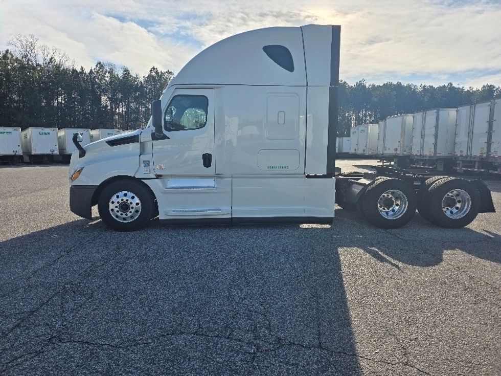 Sleeper Tractor-Heavy Duty Tractors-Freightliner-2021-T12664ST-Prince George-VA-619,474\n\t\tmiles-$ 53,500 - Image 4