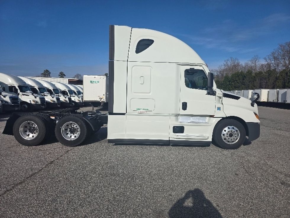 Sleeper Tractor-Heavy Duty Tractors-Freightliner-2021-T12664ST-Prince George-VA-619,474\n\t\tmiles-$ 53,500 - Image 8
