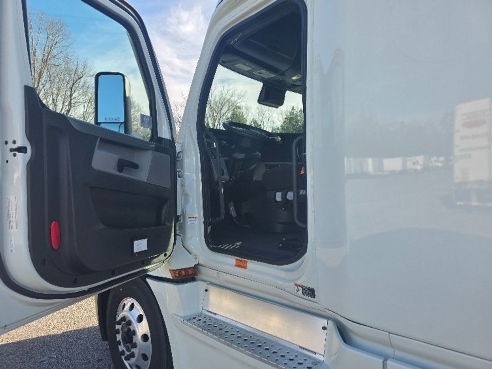 Sleeper Tractor-Heavy Duty Tractors-Freightliner-2021-T12664ST-Prince George-VA-619,474\n\t\tmiles-$ 53,500 - Image 9