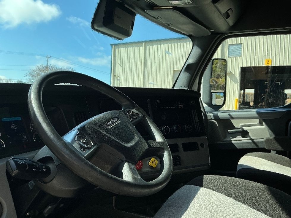 Sleeper Tractor-Heavy Duty Tractors-Freightliner-2021-T12664ST-Prince George-VA-653,203\n\t\tmiles-$ 46,750 - Image 10