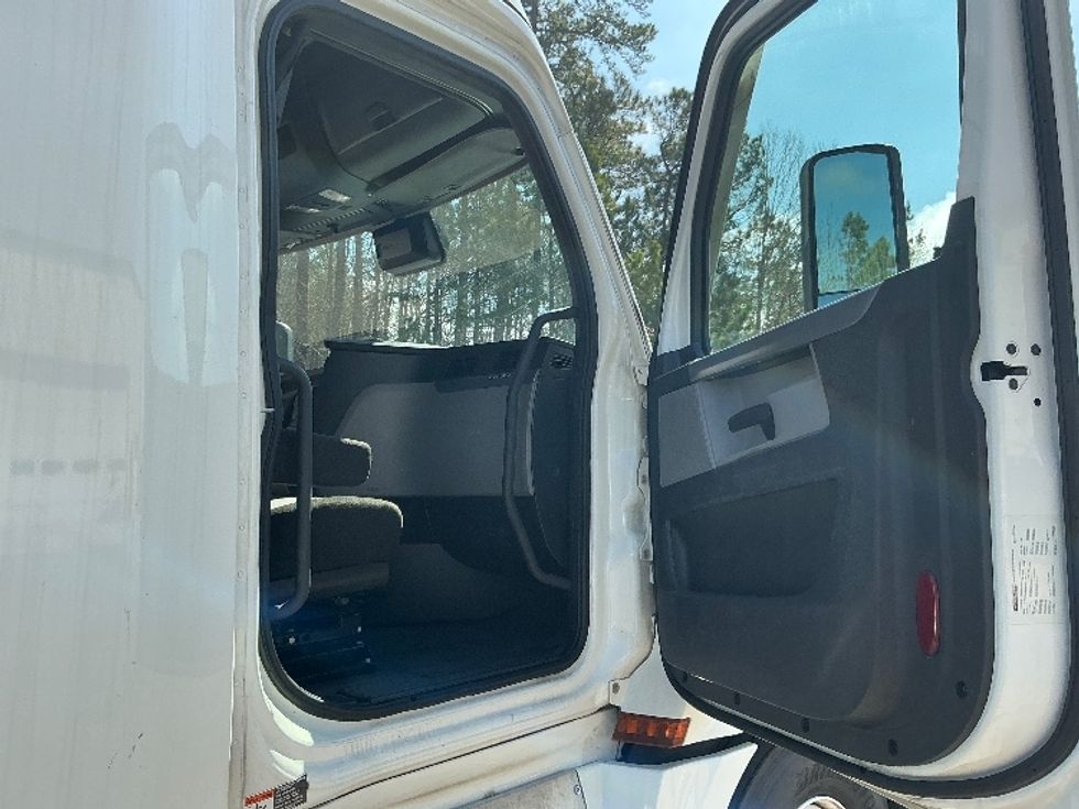 Sleeper Tractor-Heavy Duty Tractors-Freightliner-2021-T12664ST-Prince George-VA-653,203\n\t\tmiles-$ 46,750 - Image 13