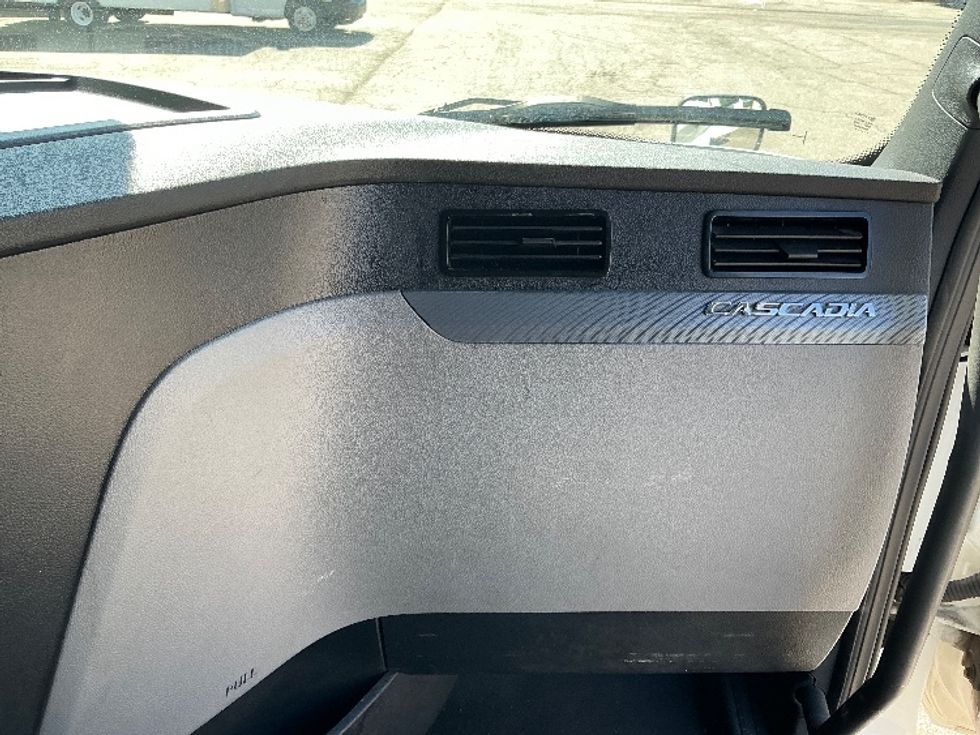 Sleeper Tractor-Heavy Duty Tractors-Freightliner-2021-T12664ST-Prince George-VA-653,203\n\t\tmiles-$ 46,750 - Image 14