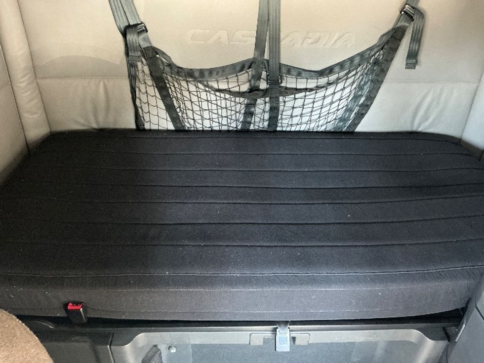 Sleeper Tractor-Heavy Duty Tractors-Freightliner-2021-T12664ST-Prince George-VA-653,203\n\t\tmiles-$ 46,750 - Image 17