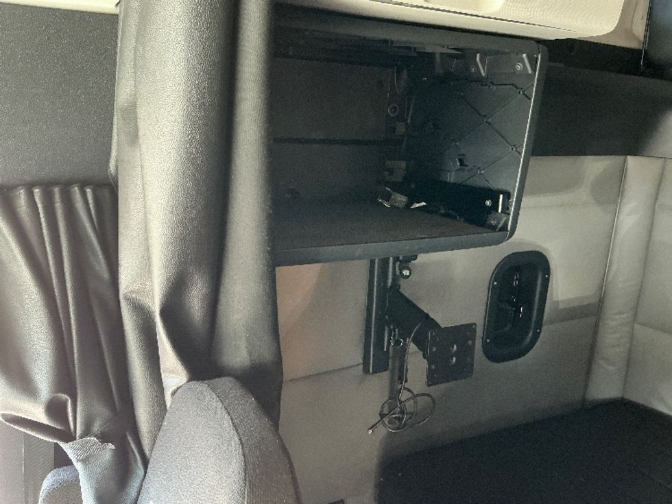 Sleeper Tractor-Heavy Duty Tractors-Freightliner-2021-T12664ST-Prince George-VA-653,203\n\t\tmiles-$ 46,750 - Image 19